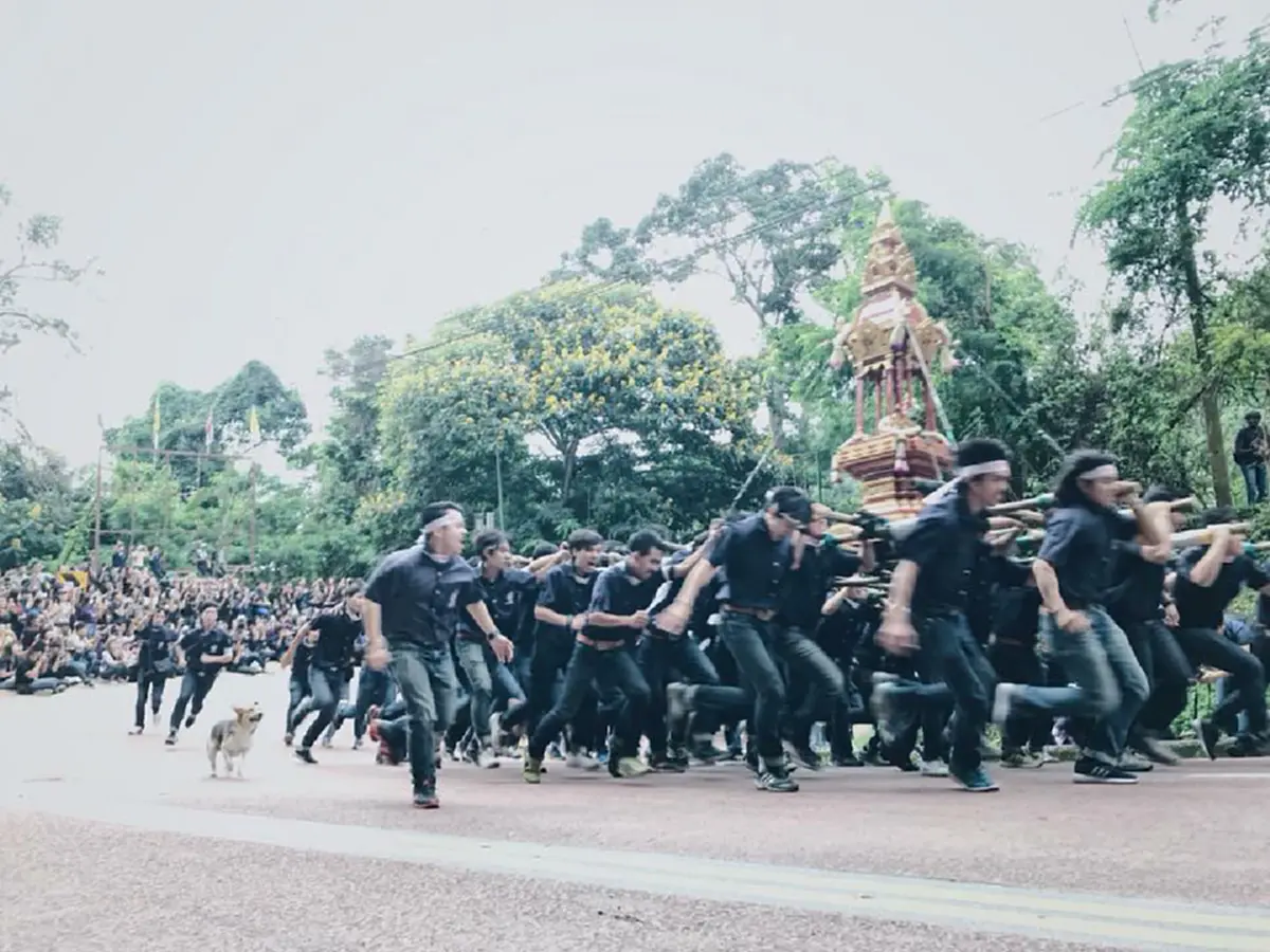 สีสันรับน้องขึ้นดอย !!!! ดูชัดๆ ไม่ใช่นิสิตมช.ใหม่นี่ ...    พี่เตี้ยและเสลี่ยงวิศวะ มาทุกปี  ไปดูกันสุดน่ารัก