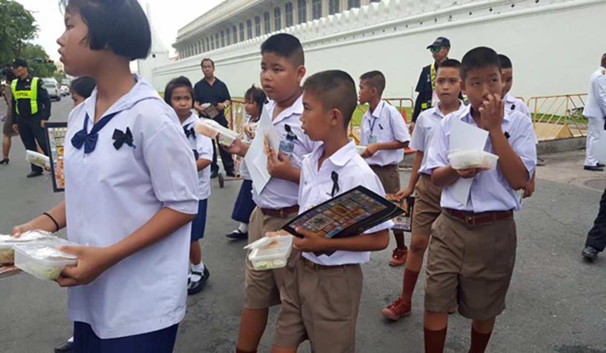 พระเมตตาเปี่ยมล้น!!! เมนูพระราชทานจาก สมเด็จพระเจ้าอยู่หัว ร.10 มอบแก่ประชาชนที่เดินทางมากราบพระบรมศพ ในหลวง ร.9