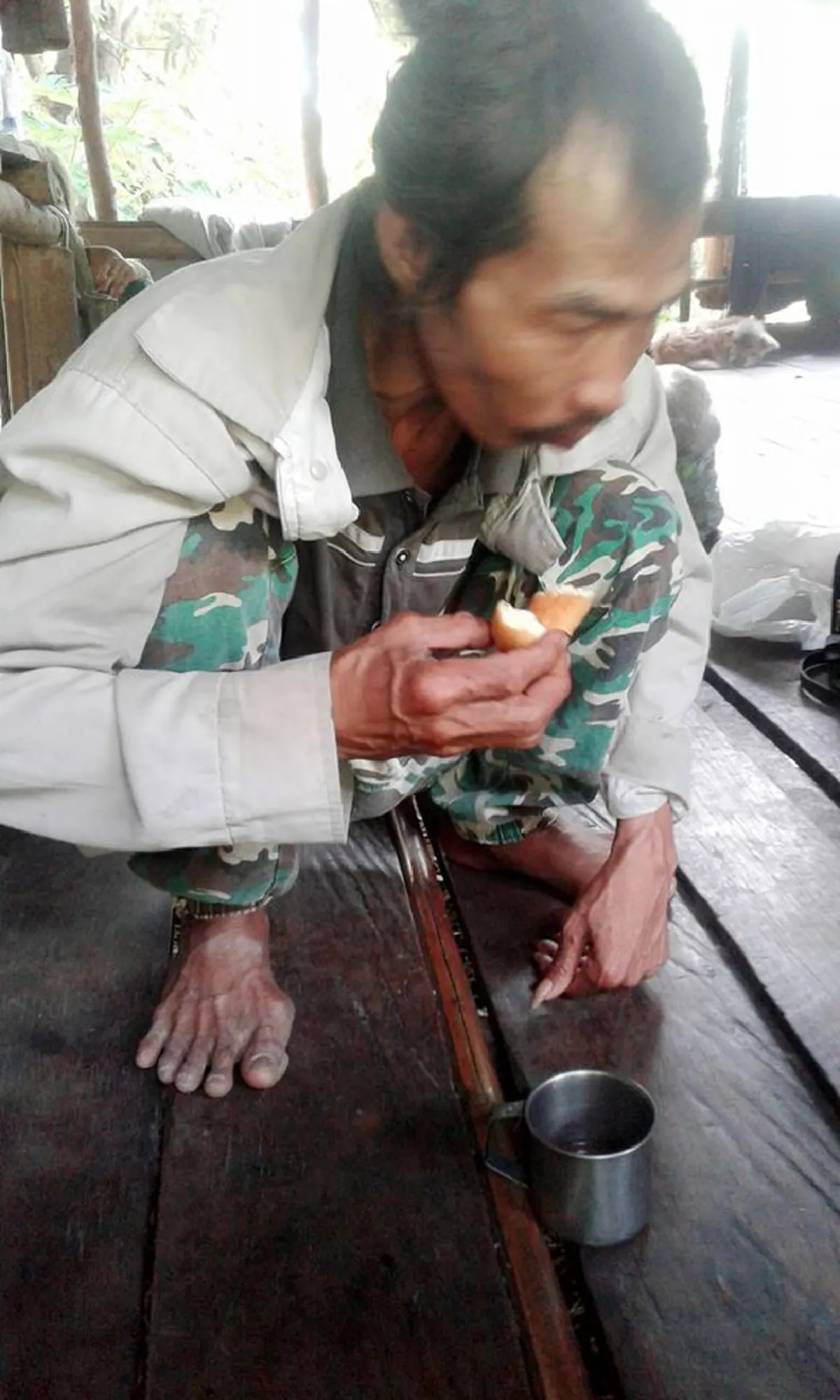 หนูไม่เคยอายใครที่มีพ่อสติไม่ดี! โซเชียลแห่ชื่นชมสาวยอดกตัญญู ถ่ายรูปคู่กับคุณพ่อที่สติไม่สมประกอบ ลั่น! จะขอดูแลพ่อให้ดีที่สุดแบบนี้ตลอดไป