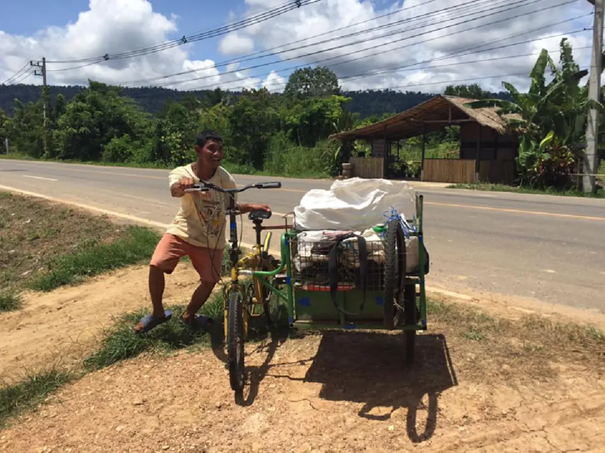 กตัญญูซะคนมือดีตีนดีๆยังอาย!! หนุ่มป่วยโรคสมองพิการขี่จักรยานพ่วงข้างตระเวนเก็บขยะเช้าจรดเย็น ทุกหยดหยาดเหงื่อทุกลมหายใจเพื่อยายคนเดียว!?!