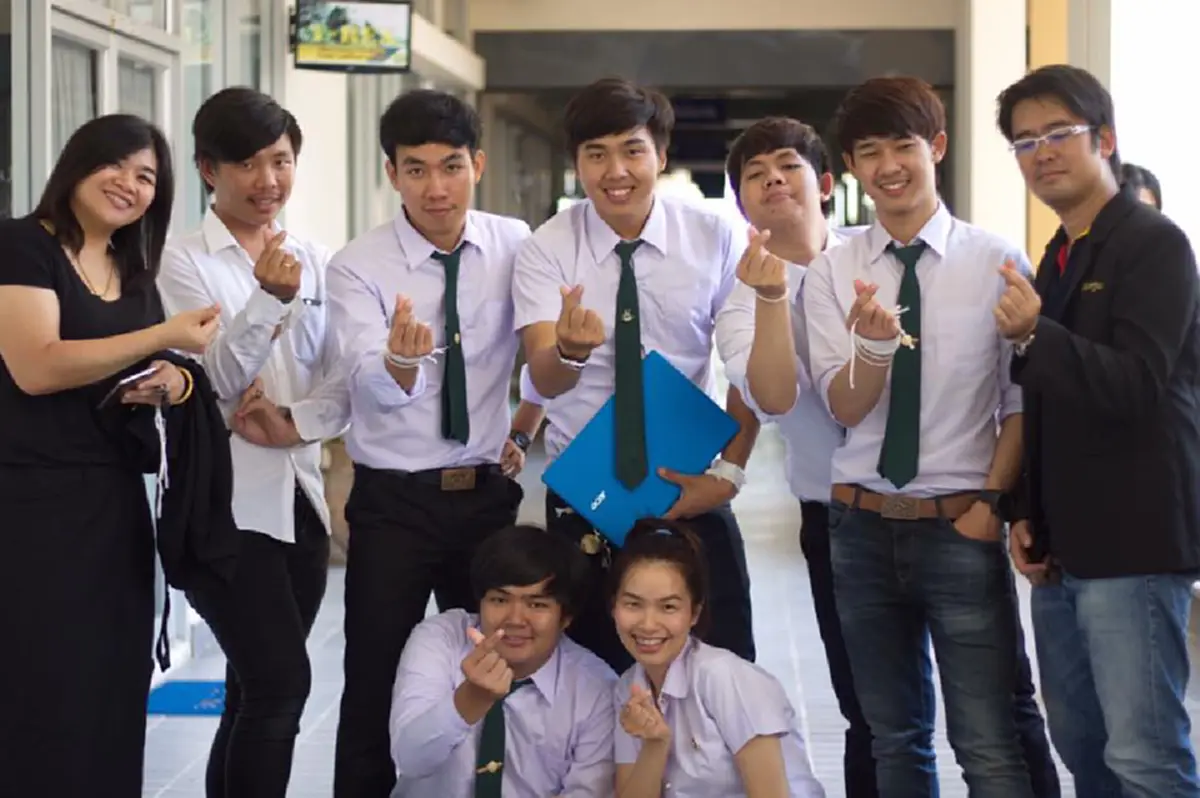ลิขิตฟ้าหรือจะสู้มานะตน! หนุ่มใจแกร่งถูกพ่อกับแม่ทิ้งไปตั้งแต่เด็ก ยายตาย ไม่มีใครคอยดูแล เกือบไม่ได้เรียนต่อ แต่วันนี้เขามาไกลถึงระดับ ป.โท