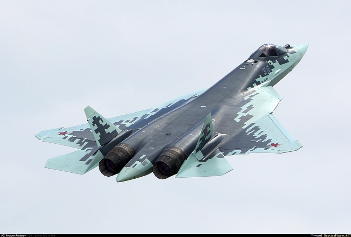 ดูกันชัด ๆ !! “รัสเซีย” เปิดตัวเครื่องบินรบสเตลธ์ Su-57 ที่ว่ากันว่า เหนือกว่า เครื่องบินรบสเตลธ์ F-35 ของ “สหรัฐฯ” (คลิป)