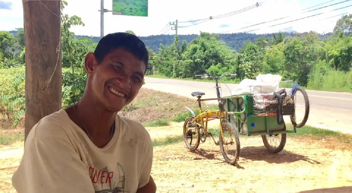 กตัญญูซะคนมือดีตีนดีๆยังอาย!! หนุ่มป่วยโรคสมองพิการขี่จักรยานพ่วงข้างตระเวนเก็บขยะเช้าจรดเย็น ทุกหยดหยาดเหงื่อทุกลมหายใจเพื่อยายคนเดียว!?!