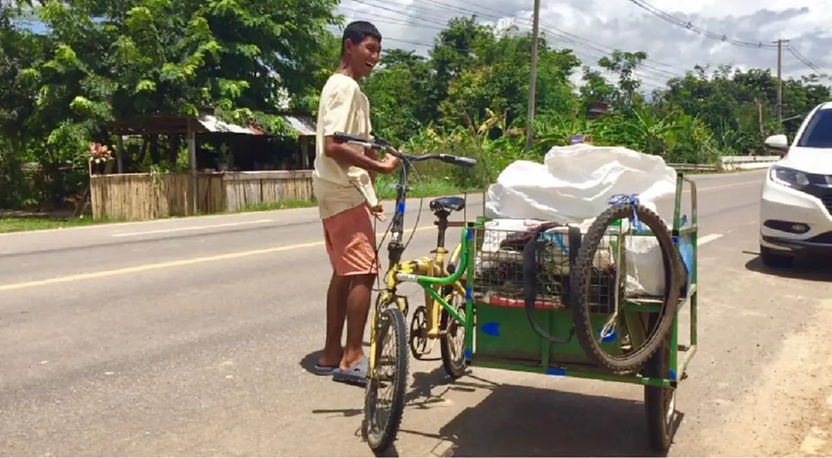 กตัญญูซะคนมือดีตีนดีๆยังอาย!! หนุ่มป่วยโรคสมองพิการขี่จักรยานพ่วงข้างตระเวนเก็บขยะเช้าจรดเย็น ทุกหยดหยาดเหงื่อทุกลมหายใจเพื่อยายคนเดียว!?!