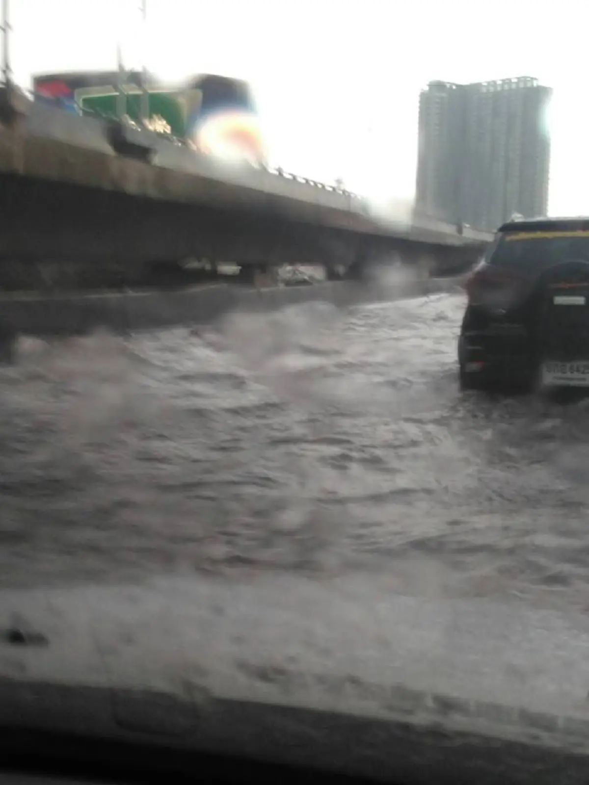 ฝนถล่มกรุงตั้งแต่บ่าย หลายพื้นที่น้ำท่วม ขณะบางพื้นที่มีลูกเห็บตก กรมอุตุฯ เตือน คืนนี้ยังคงมีฝนหนักต่อเนื่อง (ภาพ – รายละเอียด)