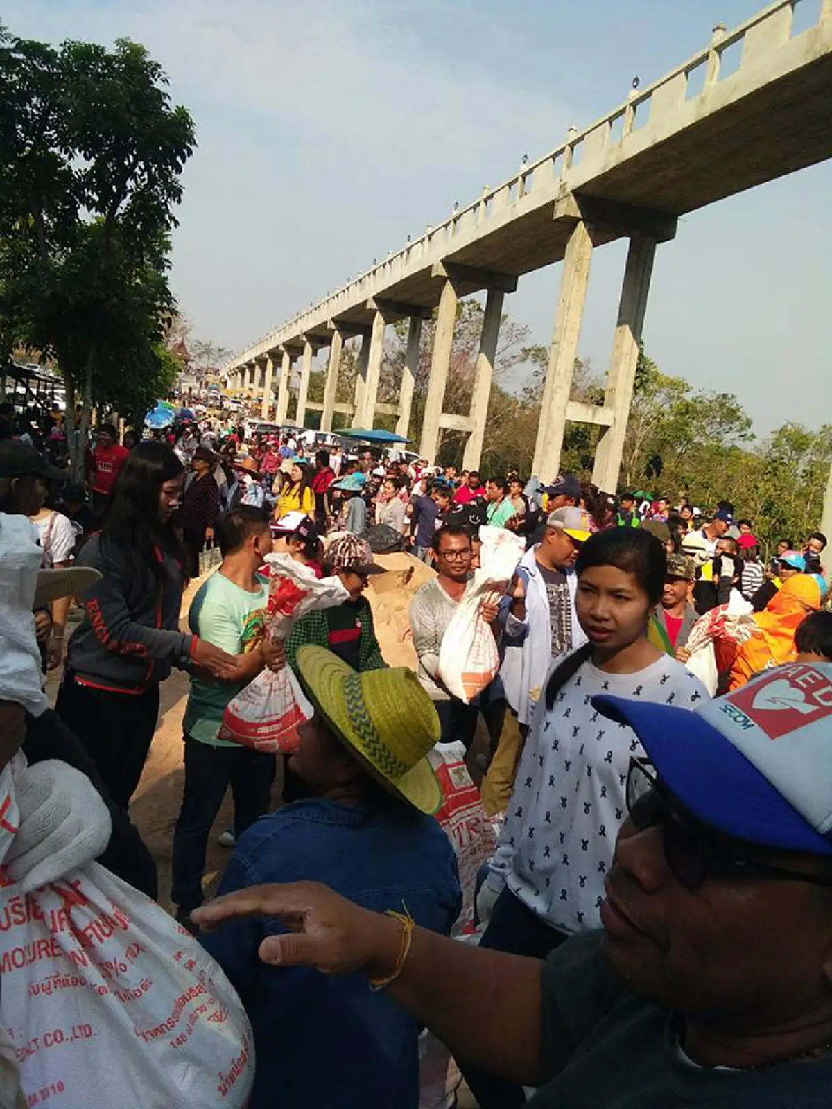 พลังศรัทธาเป็นหนึ่งเดียว!! ประชาชนจากทั่วทุกสารทิศนับพันคน หลั่งไหลมาที่วัดเขาตะแบก เพื่อช่วยกันผสมปูนมาเทลานวัดและทางขึ้นวิหารหลวงพ่อโสธร