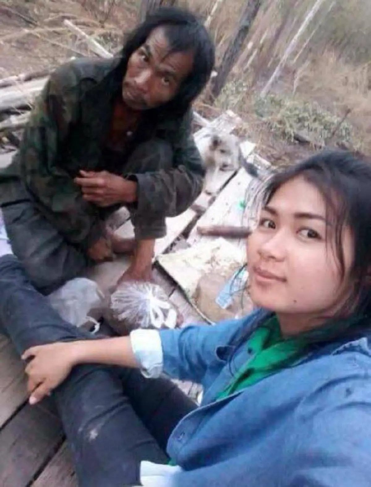 หนูไม่เคยอายใครที่มีพ่อสติไม่ดี! โซเชียลแห่ชื่นชมสาวยอดกตัญญู ถ่ายรูปคู่กับคุณพ่อที่สติไม่สมประกอบ ลั่น! จะขอดูแลพ่อให้ดีที่สุดแบบนี้ตลอดไป