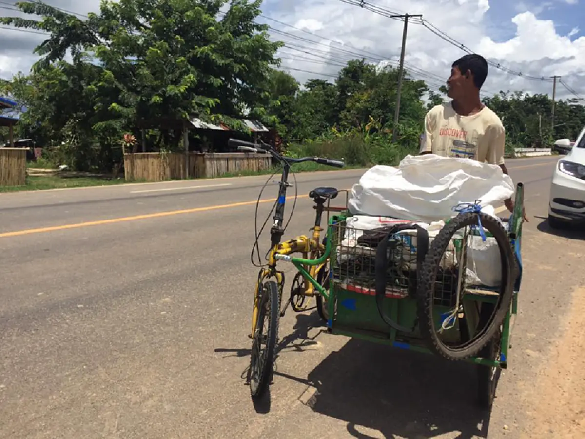 กตัญญูซะคนมือดีตีนดีๆยังอาย!! หนุ่มป่วยโรคสมองพิการขี่จักรยานพ่วงข้างตระเวนเก็บขยะเช้าจรดเย็น ทุกหยดหยาดเหงื่อทุกลมหายใจเพื่อยายคนเดียว!?!