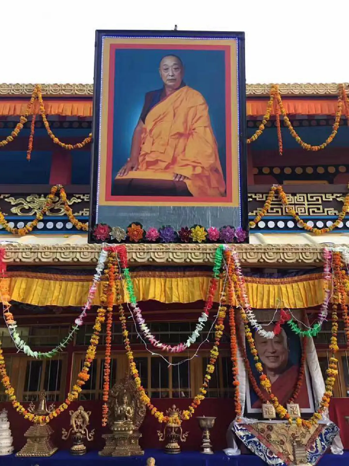 ท้องฟ้ายังไว้อาลัย...อัศจรรย์ "รุ้งกินน้ำมงคล" ปรากฏ เหนือพิธีไว้อาลัย สมเด็จพระสังฆราชแมนรี ทริซิน รินโปเช  หลังสมเด็จท่านละสังขารอย่างสงบ