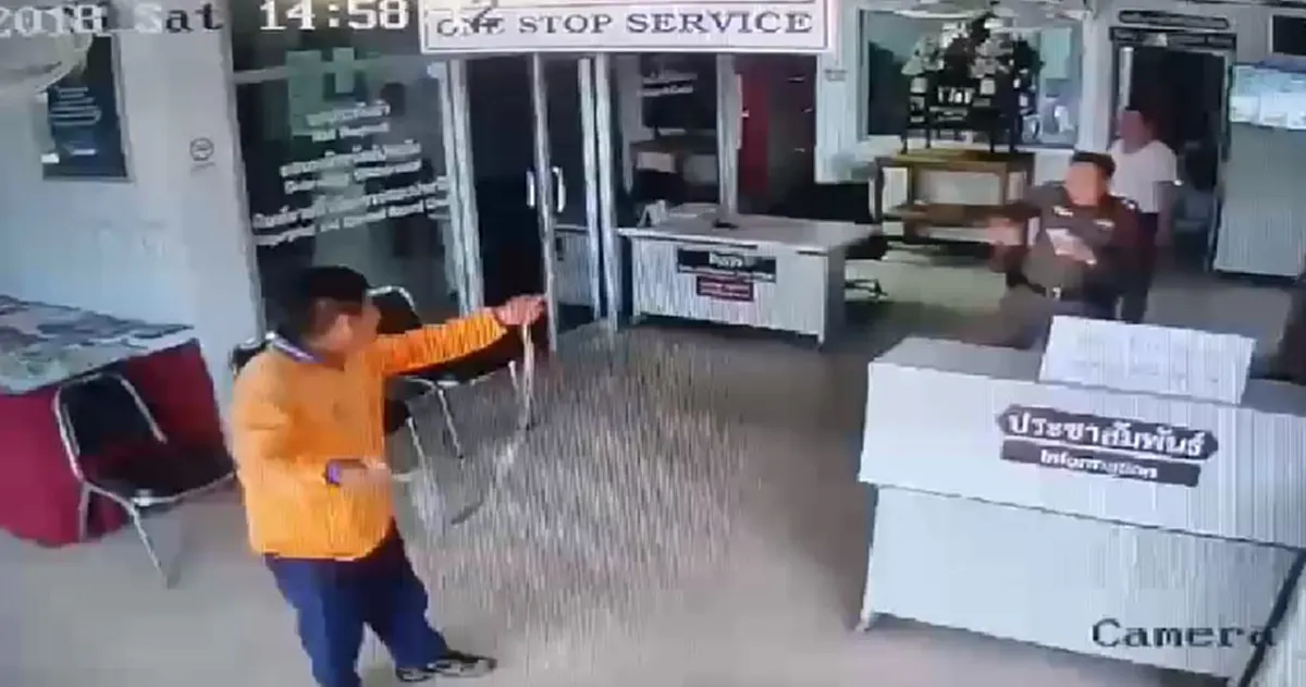 "หนุ่มใหญ่เสื้อส้ม"ทั้งชีวิตไม่เคยจับงูมาก่อน นำปล่อยคืนสู่ธรรมชาติ เชื่อมาให้โชคโรงพักใหม่"สภ.ไผ่โทน" (คลิป)