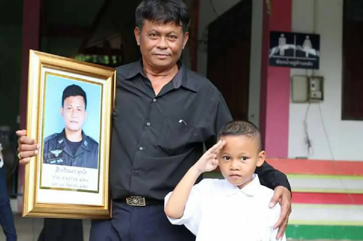 คุณพ่อจะมองอยู่บนฟ้า!! "น้องตังโอ๋"กับคำสัญญาที่ให้ไว้กับคุณพ่อ"ร้อยโท ธเนตร พุทโท"...ผมจะเป็นทหารเหมือนพ่อต้น..ภูมิใจที่พ่อเสียสละเพื่อชาติ