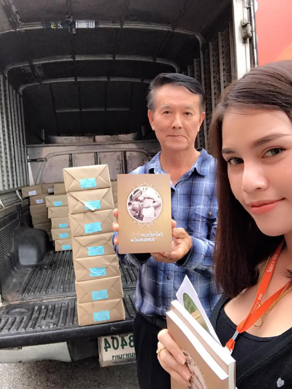 ขอทำดีเพื่อพ่อหลวง!! สาวโพสต์ชื่นชมคุณลุงใจหล่อ ควักเงินซื้อยางมะตอยมาเทซ่อมถนนที่เป็นหลุม พร้อมนำหนังสือในหลวงมาแจกให้กับคนที่ผ่านไป-มา