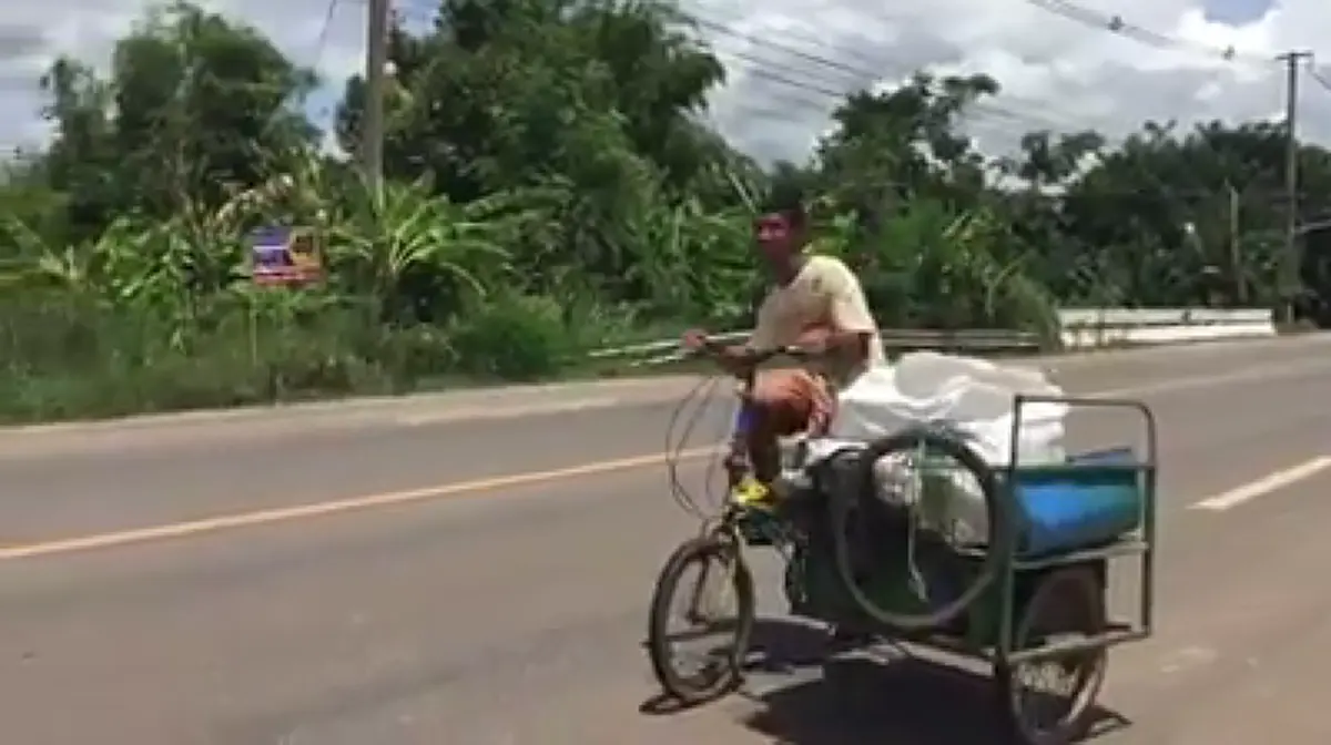 กตัญญูซะคนมือดีตีนดีๆยังอาย!! หนุ่มป่วยโรคสมองพิการขี่จักรยานพ่วงข้างตระเวนเก็บขยะเช้าจรดเย็น ทุกหยดหยาดเหงื่อทุกลมหายใจเพื่อยายคนเดียว!?!