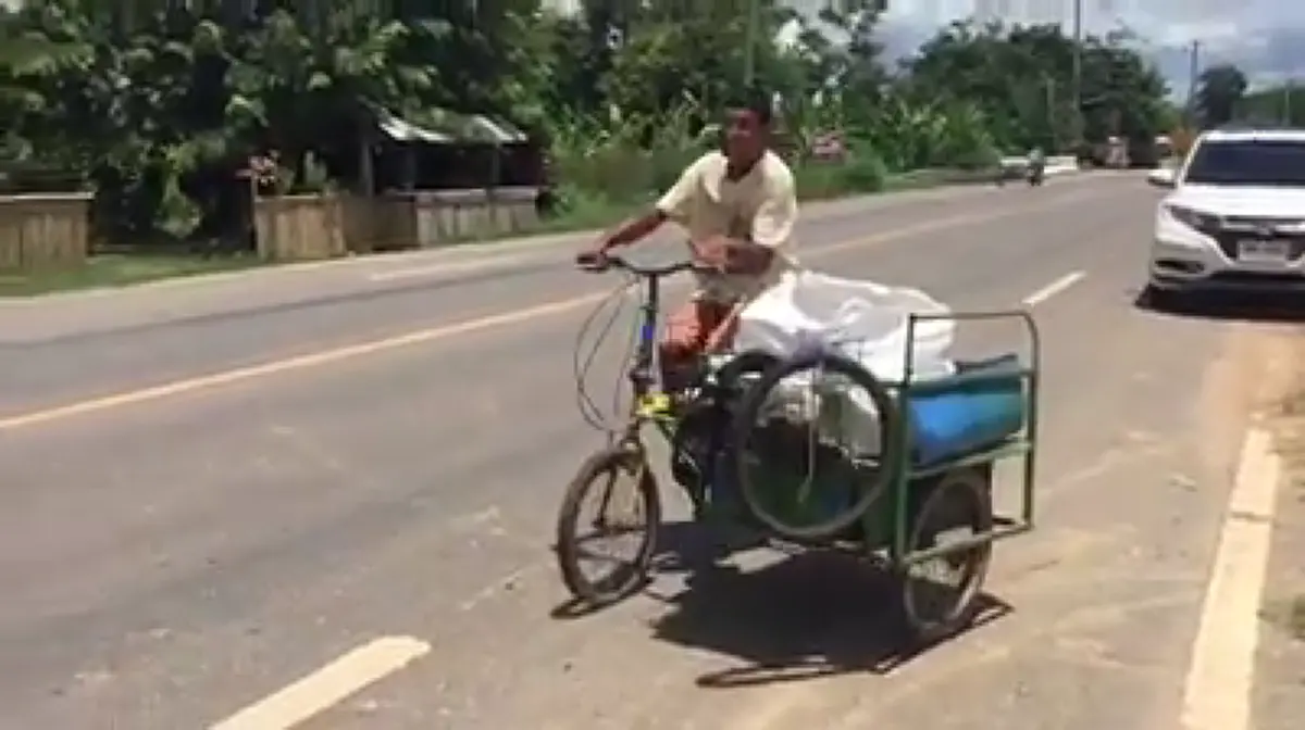 กตัญญูซะคนมือดีตีนดีๆยังอาย!! หนุ่มป่วยโรคสมองพิการขี่จักรยานพ่วงข้างตระเวนเก็บขยะเช้าจรดเย็น ทุกหยดหยาดเหงื่อทุกลมหายใจเพื่อยายคนเดียว!?!