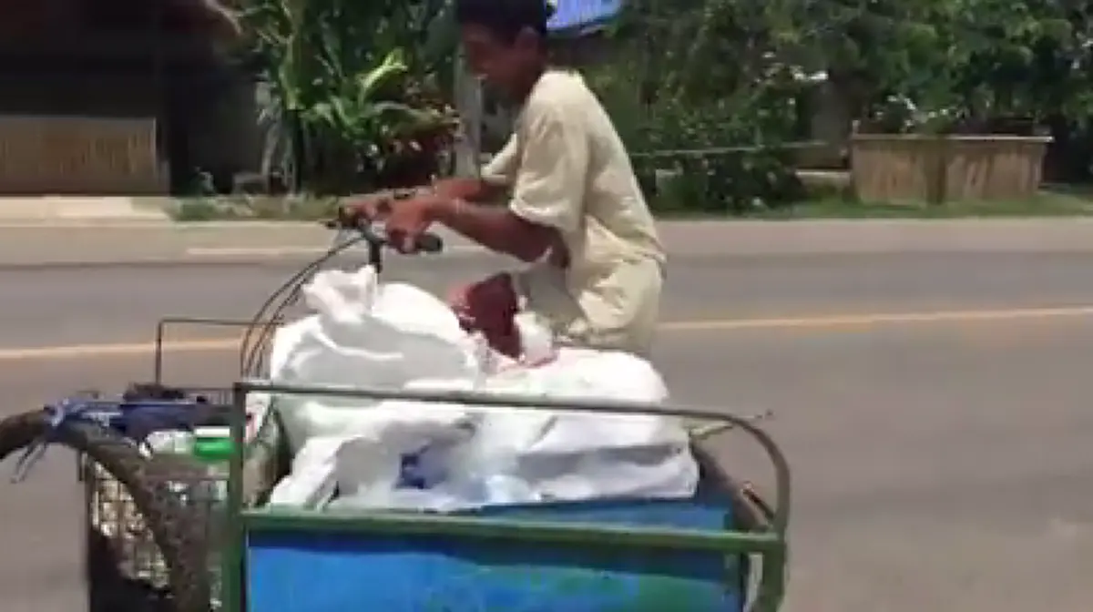 กตัญญูซะคนมือดีตีนดีๆยังอาย!! หนุ่มป่วยโรคสมองพิการขี่จักรยานพ่วงข้างตระเวนเก็บขยะเช้าจรดเย็น ทุกหยดหยาดเหงื่อทุกลมหายใจเพื่อยายคนเดียว!?!