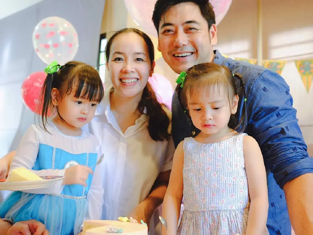 เรื่องจริงนอกจอละคร!!! ส่องภาพอดีตพระเอกดัง "เอ็ม อภินันท์" กับลุคผู้ชายอบอุ่น ทุ่มเทดูแลภรรยา...เลี้ยงลูกแฝด ใช้ชีวิตเรียบง่ายสุดๆ!?