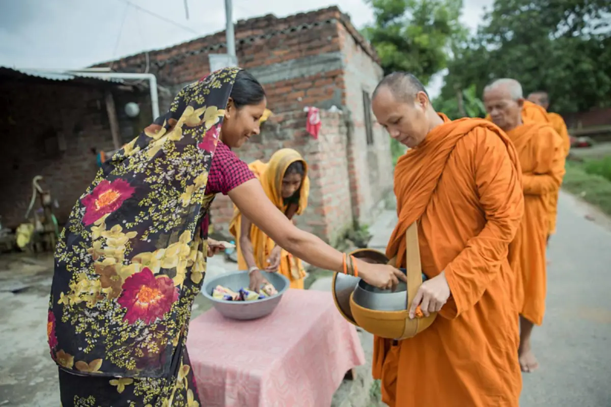 ไม่แบ่งวรรณะศาสนา! พระสงฆ์เดินบิณฑบาตที่เมืองกุสินาราประเทศอินเดีย ในวันสารทไทย โดยมีชาวบ้านที่เป็นชาวฮินดู มุสลิมร่วมทำบุญตักบาตรจำนวนมาก