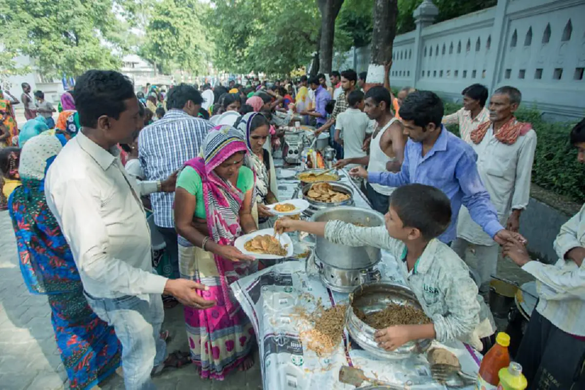 เจ้ามัลละกษัตริย์ แห่งอินเดียพร้อมราชินี เลี้ยงอาหารชาวอินเดียกว่า ๑,๕๐๐ คน ที่มาร่วมงานวางดอกไม้จันทน์น้อมส่งเสด็จสู่สวรรคาลัย ในหลวง ร.๙