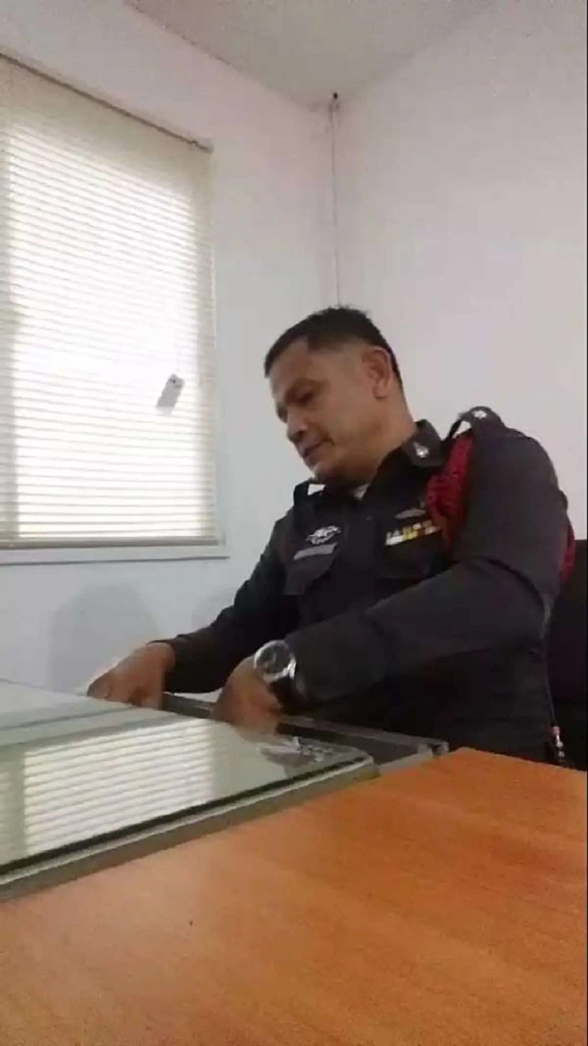 เจอได้ คนละกระบอก !!! "ตำรวจ" ขอท้า "ปืน"ถุยน้ำลาย+ท้าตำรวจต่อย มาหาผมนี่....งัดโชว์ให้เห็นเต็มๆตา มาสิมาเจอกัน! (มีคลิป)