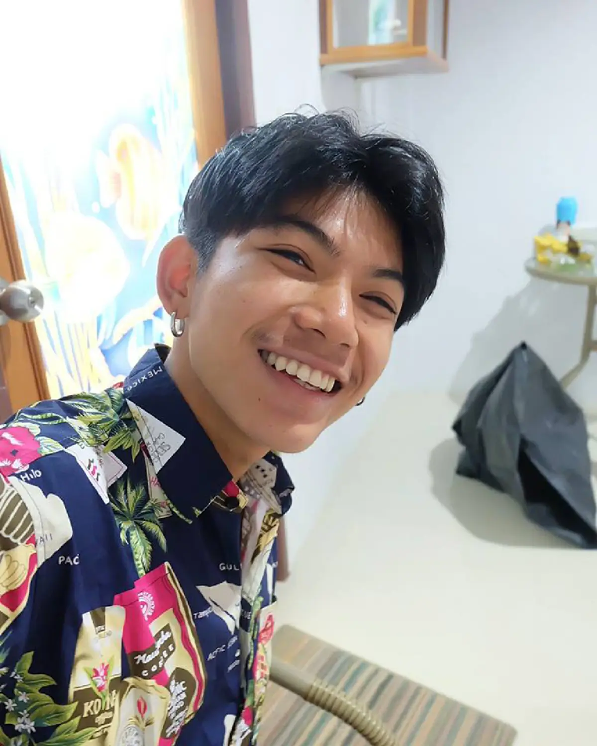 ***ชาวเน็ตแห่แชร์รัวๆ !! "พ่อค้าขายแมลงทอด" หล่อเวอร์ แซบจนอยากเหมากลับบ้าน งานนี้ทำเอาชะนีเก้งกวางถึงกับใจเต้นระรัว !? (คลิป)