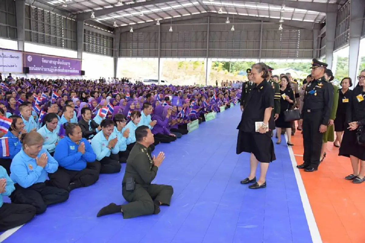 แม้จะทรงงานหนัก แต่พระพักตร์ยังเปี่ยมด้วยรอยยิ้ม..วันที่4แห่งการเสด็จเยือนปลายด้ามขวานไทย ปฏิบัติพระราชกรณียกิจเพื่อประชาชน ณ จังหวัดปัตตานี