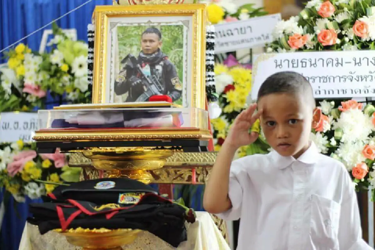 คุณพ่อจะมองอยู่บนฟ้า!! "น้องตังโอ๋"กับคำสัญญาที่ให้ไว้กับคุณพ่อ"ร้อยโท ธเนตร พุทโท"...ผมจะเป็นทหารเหมือนพ่อต้น..ภูมิใจที่พ่อเสียสละเพื่อชาติ