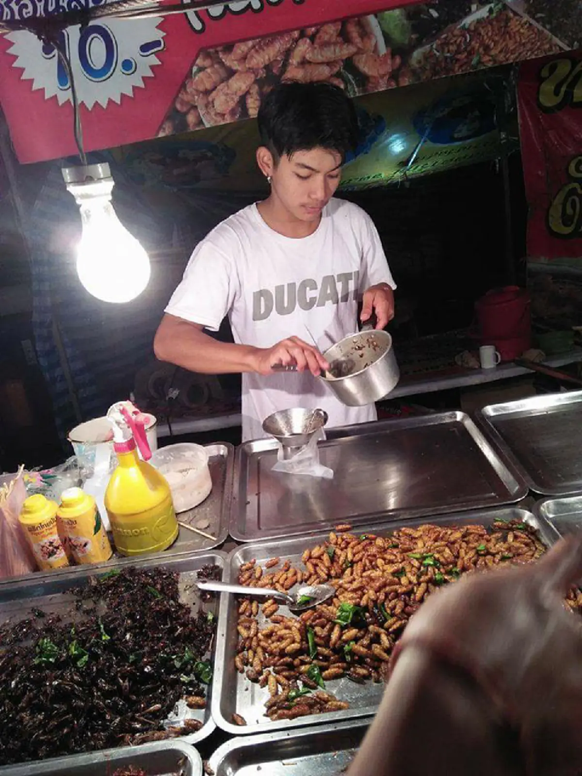 ***ชาวเน็ตแห่แชร์รัวๆ !! "พ่อค้าขายแมลงทอด" หล่อเวอร์ แซบจนอยากเหมากลับบ้าน งานนี้ทำเอาชะนีเก้งกวางถึงกับใจเต้นระรัว !? (คลิป)