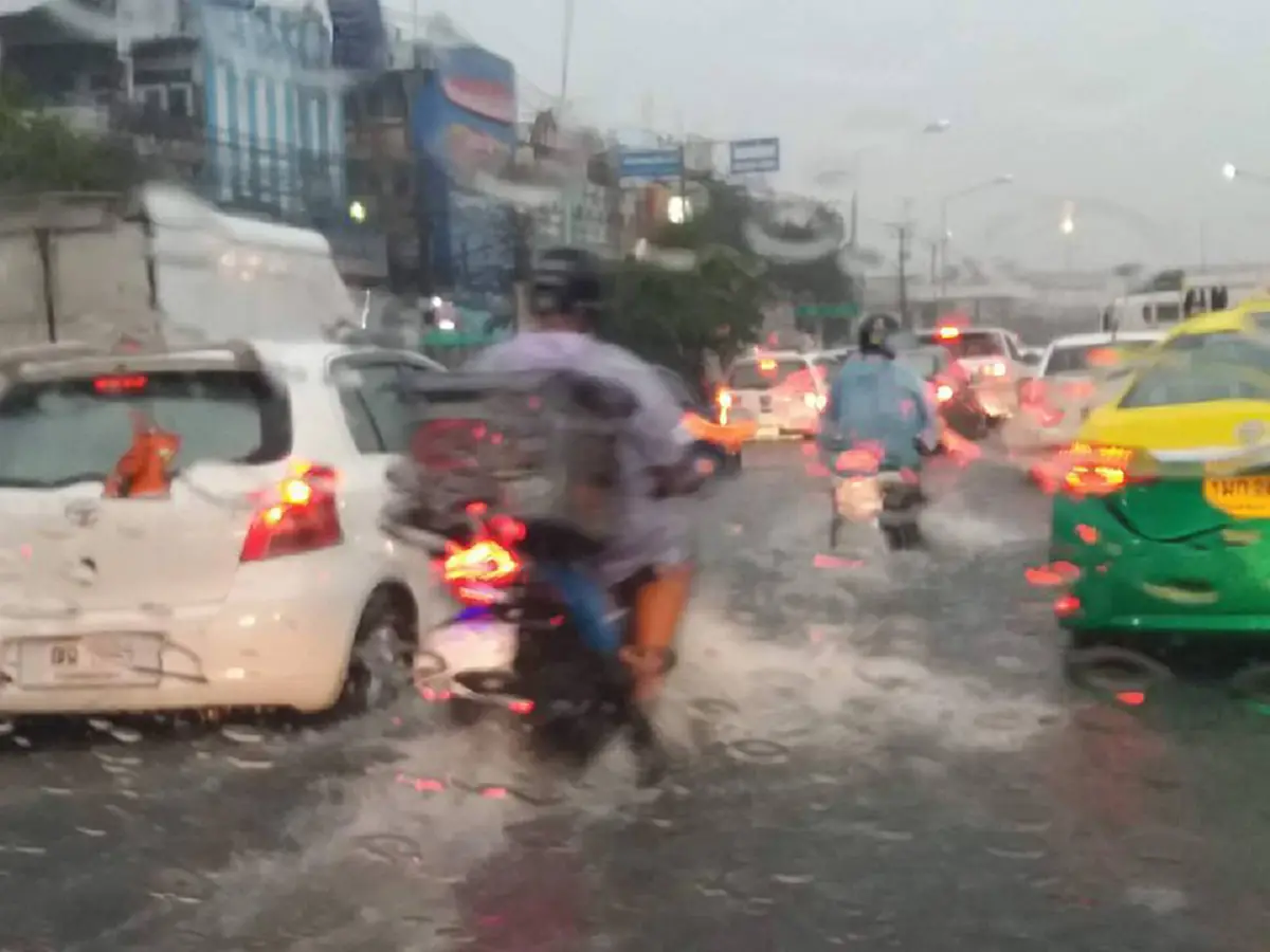 ฝนถล่มหนัก!! อ่วม ถ.พหลโยธิน ขาเข้า ท่วมหนัก เตือนผู้ใช้รถ ใช้ถนนโปรดระวัง (ภาพ)