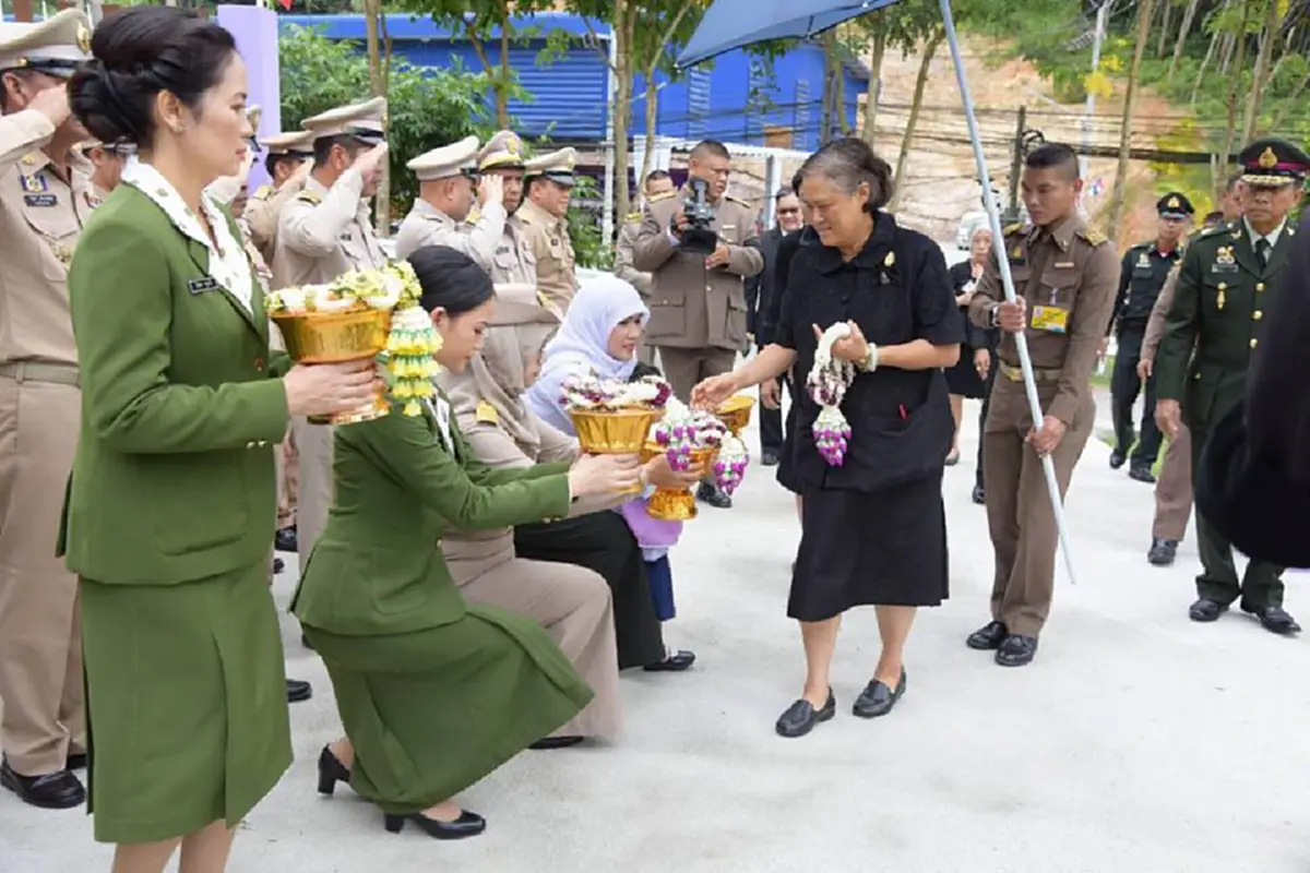 แม้จะทรงงานหนัก แต่พระพักตร์ยังเปี่ยมด้วยรอยยิ้ม..วันที่4แห่งการเสด็จเยือนปลายด้ามขวานไทย ปฏิบัติพระราชกรณียกิจเพื่อประชาชน ณ จังหวัดปัตตานี