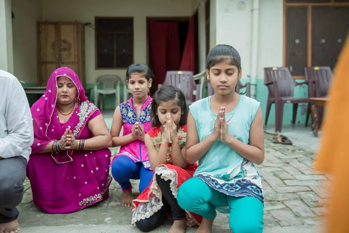 ไม่แบ่งวรรณะศาสนา! พระสงฆ์เดินบิณฑบาตที่เมืองกุสินาราประเทศอินเดีย ในวันสารทไทย โดยมีชาวบ้านที่เป็นชาวฮินดู มุสลิมร่วมทำบุญตักบาตรจำนวนมาก