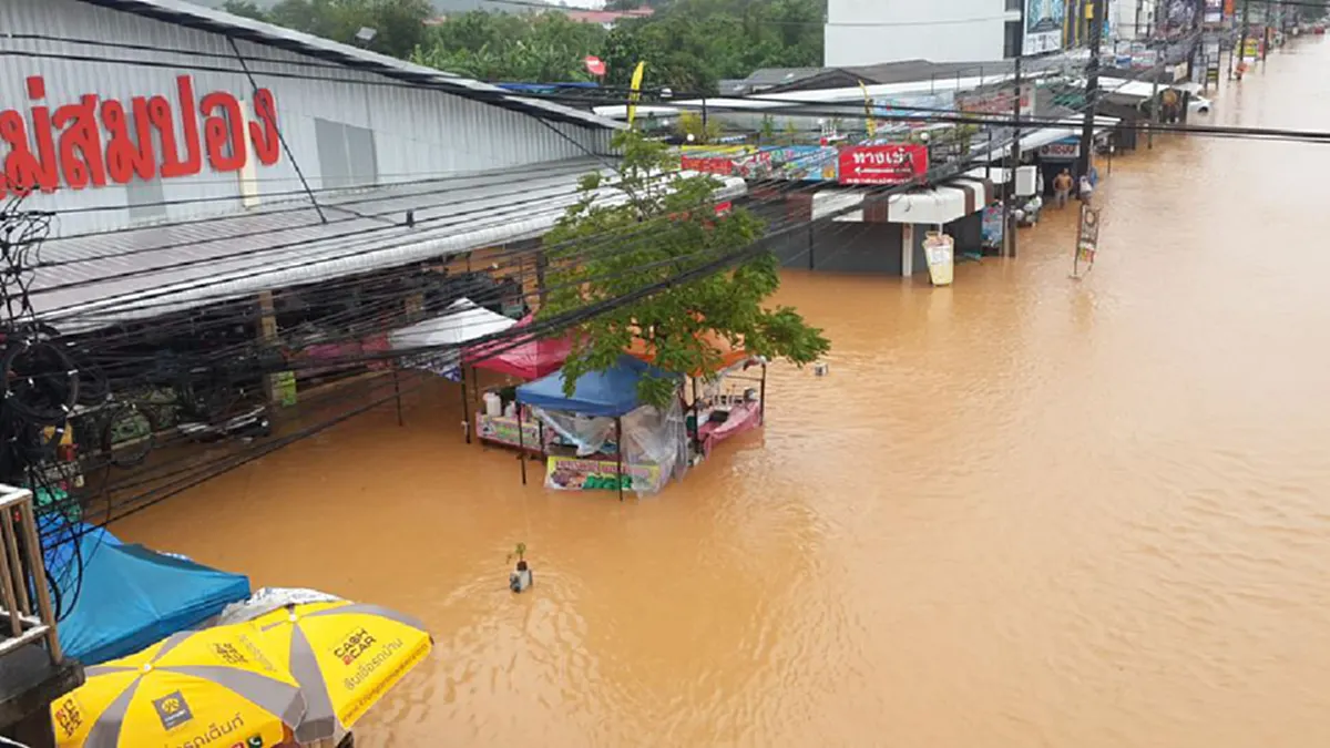 "ภูเก็ต" จมบาดาล !!! น้ำท่วมทั้งเมือง! พิษไต้ฝุ่นทกซูรี โรงแรมถล่ม รถจมน้ำพังยับ ถนนถูกตัดขาด (ประมวลภาพ+คลิป)