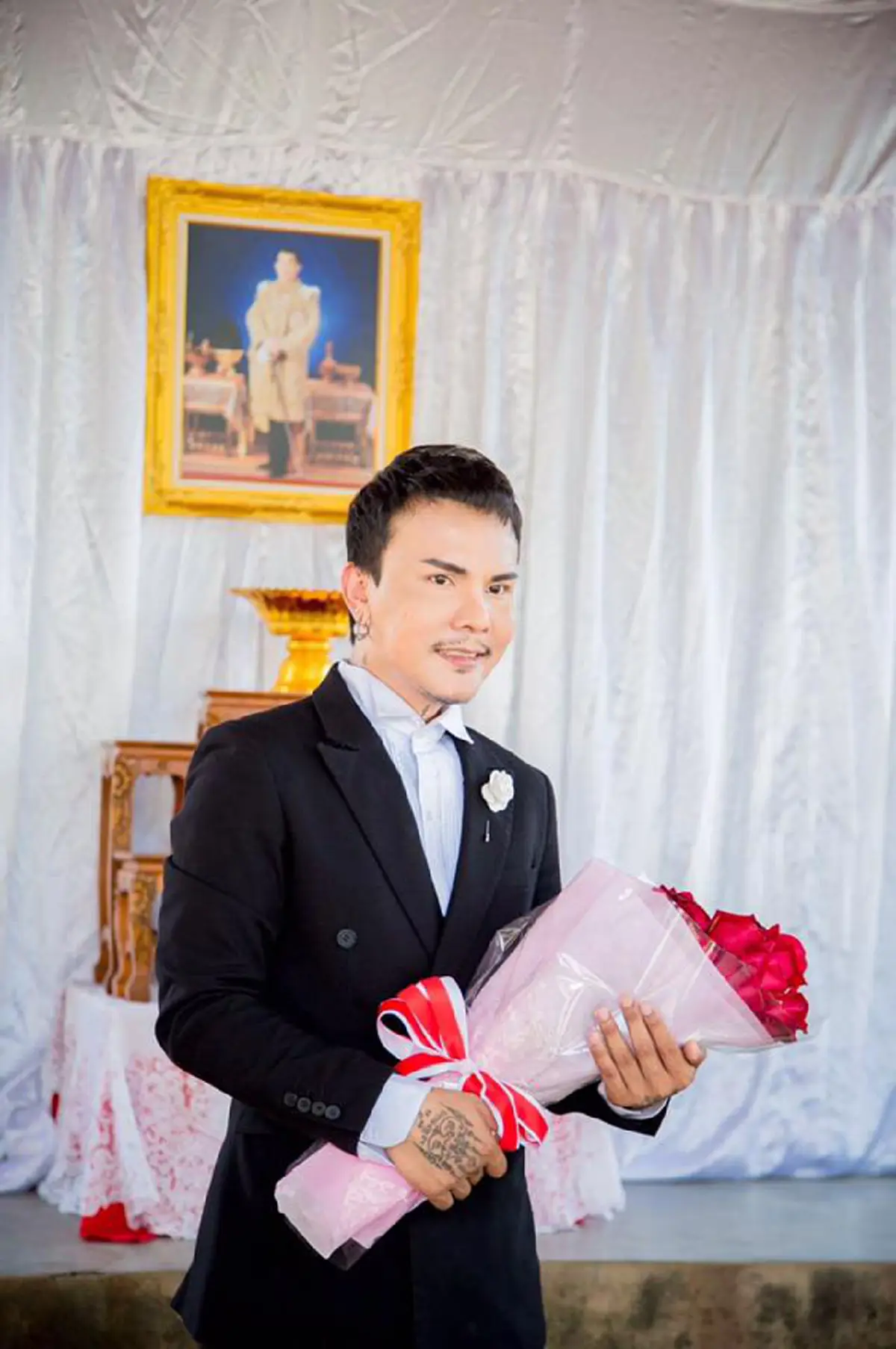 รางวัลแห่งการทำดี! เป็นบุญที่สุดในชีวิต ในหลวง ร 10 ทรงพระกรุณาโปรดเกล้าฯ ให้ผู้แทนพระองค์นำดอกไม้พระราชทานมอบให้กับจิตอาสาใจงาม นางฟ้าซาลอน