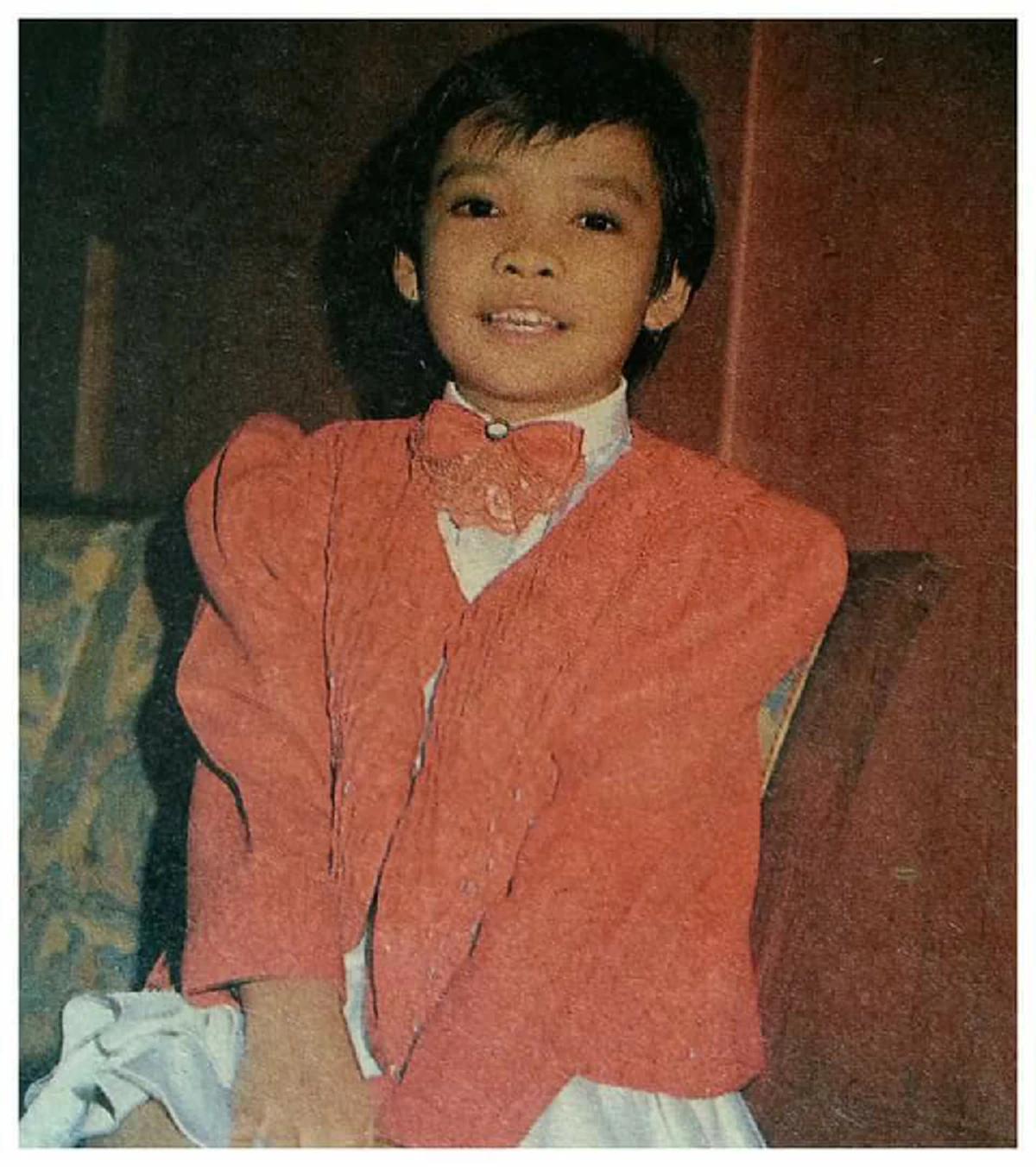 *จ้องจนตาแทบถลน!!! เมื่อ &quot;อดีตนักร้องลูกทุ่งชื่อดัง&quot; พา &quot;ลูกชายสุดหวง&quot; นั่งกินข้าวบนพื้นหน้าซุปเปอร์มาร์เก็ต ทำเอาแฟนคลับอึ้ง!!! (ชมคลิป)