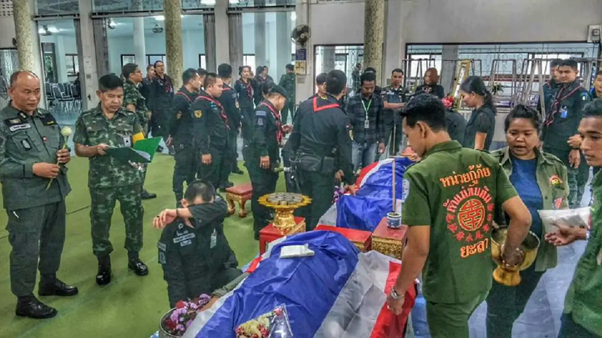 ขอให้ท่านไปสู่สุขคติ..ผู้กล้าในใจคนไทย!! พระราชทานเพลิงศพ "ดาบยักษ์"...ปูนบำเหน็จ9 ขั้น 6ยศ !! วีรบุรุษผู้กล้าเสียสละเพื่อเเผ่นดินไทย (ภาพ)