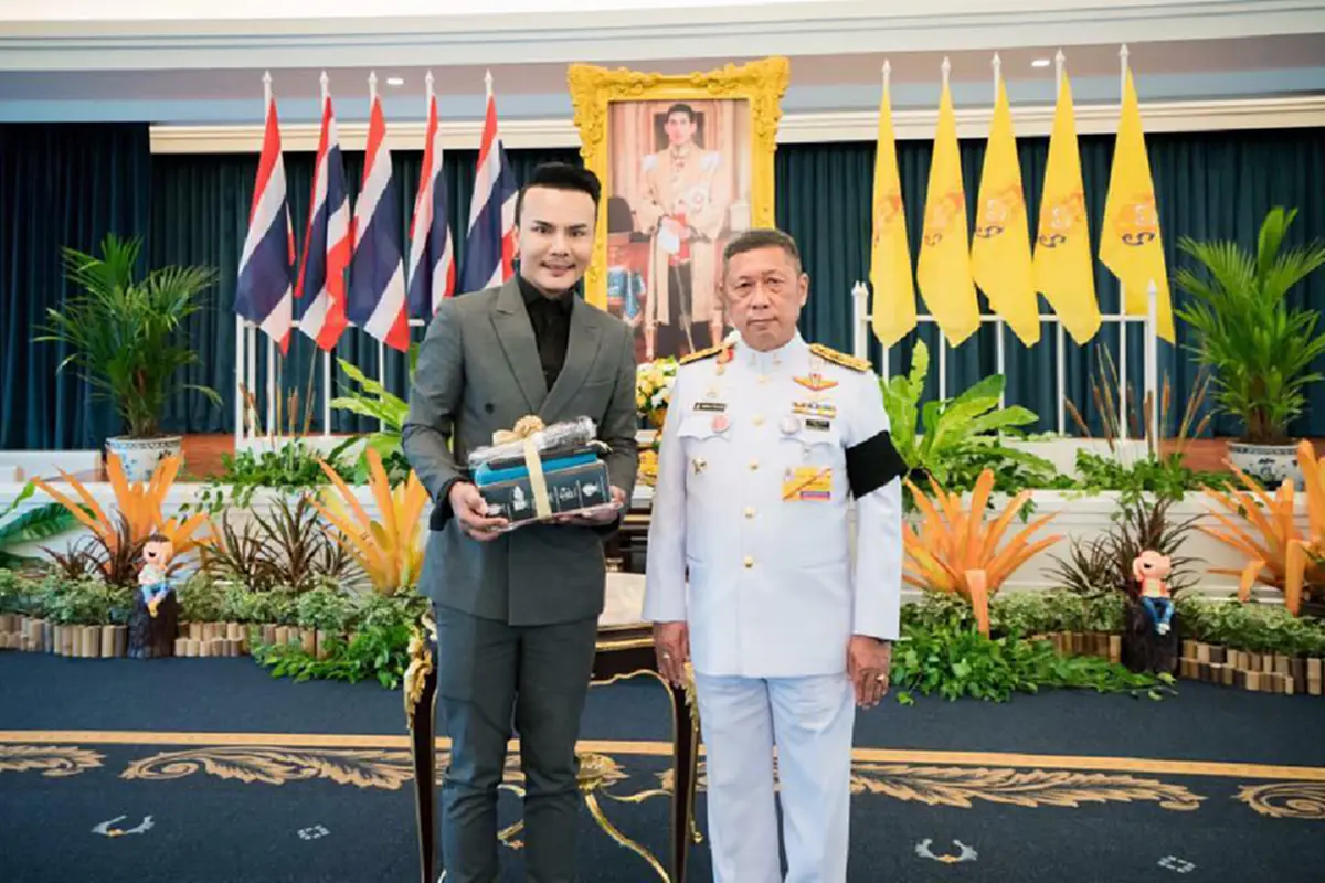 พระมหากรุณาธิคุณเป็นที่สุด!! ในหลวง ร.10  พระราชทานอุปกรณ์ตัดผมแด่ นางฟ้าซาลอน เจ้าตัวสุดปลื้มปฏิญาณตนจะนำช่วยผู้คนทุกข์ยากต่อไป!!