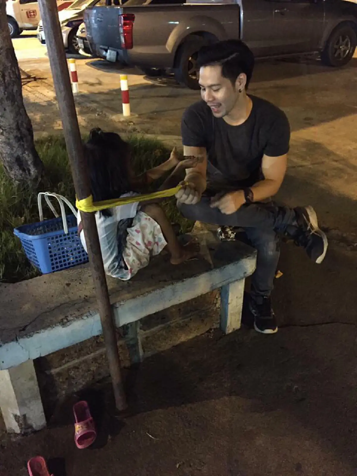 โมเม้นต์ชีวิต..ตัองสู้!! หนุ่มเจอหนูน้อยชวนเล่นยามดึกใจดีให้ตังค์ แต่แม่ค้าเด็กไม่รับฟรีเลือกขอทำหน้าที่ยื่นขนมตอบแทน
