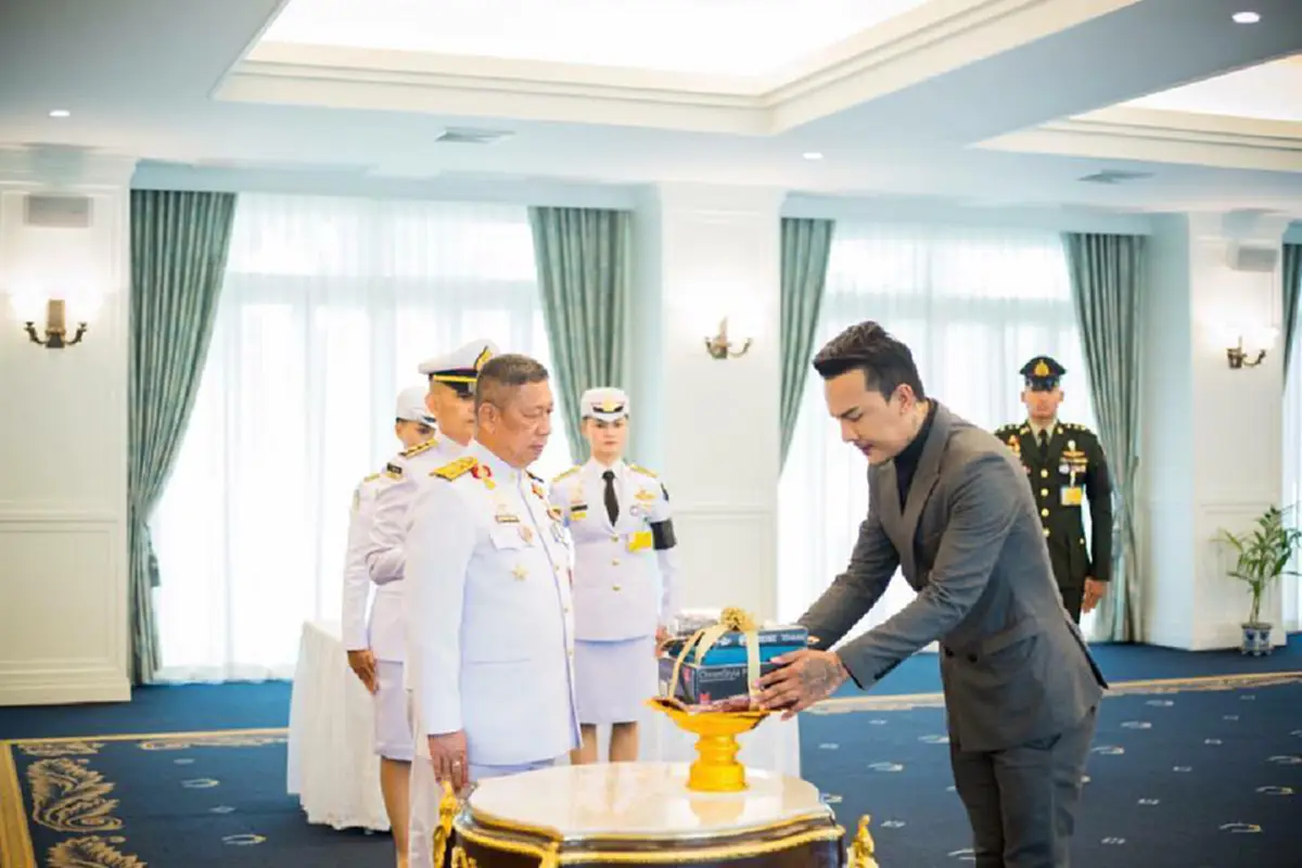 พระมหากรุณาธิคุณเป็นที่สุด!! ในหลวง ร.10  พระราชทานอุปกรณ์ตัดผมแด่ นางฟ้าซาลอน เจ้าตัวสุดปลื้มปฏิญาณตนจะนำช่วยผู้คนทุกข์ยากต่อไป!!