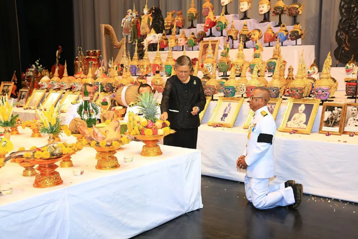 สุดยิ่งใหญ่!! สมเด็จพระเทพรัตนราชสุดาฯ เสด็จทรงเป็นประธานในพิธีไหว้ครูนาฏดุริยางคศิลป์ การแสดงมหรสพในงานพระราชพิธีถวายพระเพลิงพระบรมศพในหลวง