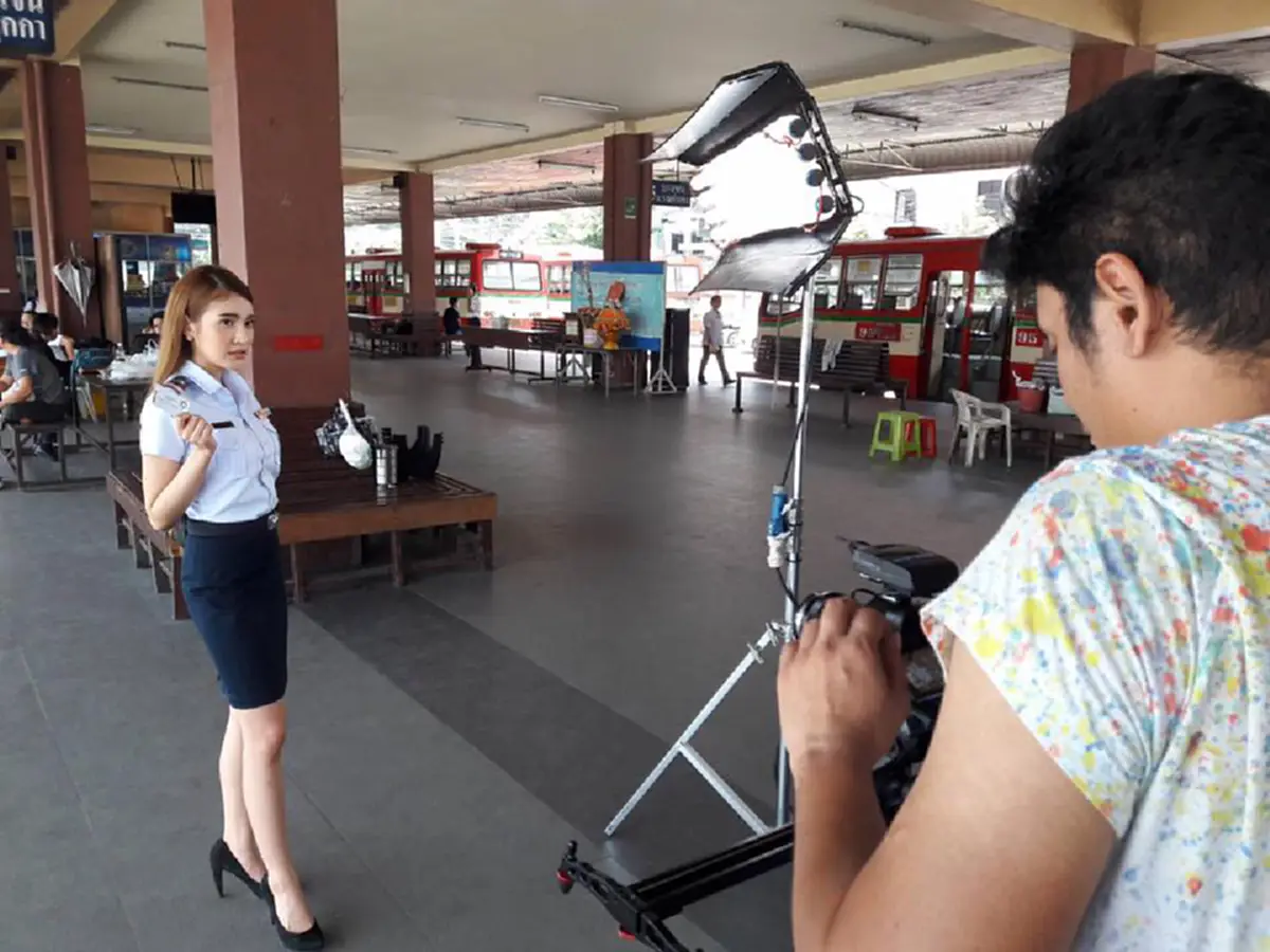 เเชร์สะเทือนโซเชียล!! บอกเลยว่าปัญหารถติดจะหมดไป...ถ้ามี"กระเป๋ารถเมล์นางฟ้า"เเบบนี้...ว่าเเต่เธอคือใครกันเเน่?? (ชมคลิป,ภาพชัดๆพร้อมวาร์ป)