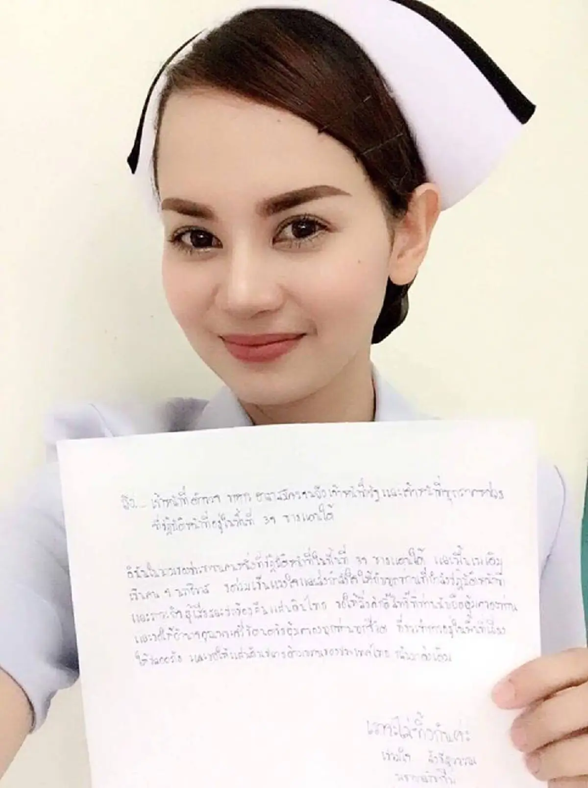 นางฟ้าชุดขาวน้ำใจงาม!!พยาบาลสาวสวย ทำเซอร์ไพรส์ฝากข้อความถึงนักรบกล้าชายแดนใต้ งานนี้รับรองกำลังใจพี่ทหาร ตำรวจมาเต็มๆ #เราจะไม่ทิ้งกันค่ะ!?