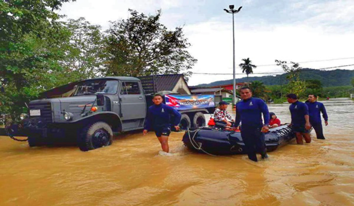 ทหารไม่ทิ้งประชาชน!!! กองทัพเรือระดมกำลังเข้าช่วยเหลือผู้ประสบอุทกภัยใน จ.สตูล หลังเจอฝนตกกระหน่ำหนักสุดในรอบ 10 ปี ทำน้ำท่วมสูง