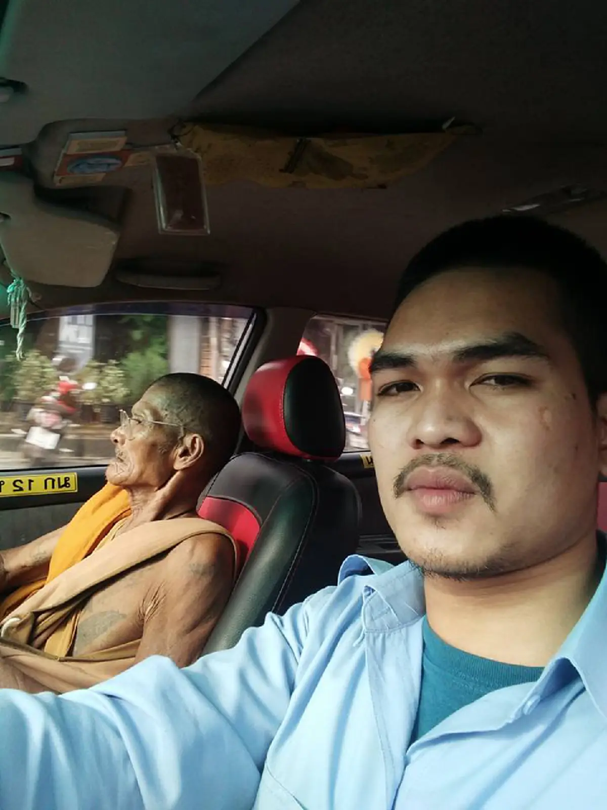 แท็กซี่ดีๆยังมีเยอะแยะ! หลวงพ่อจะไปสถานีรถไฟแต่มีเงินแค่3บาท เจอหนุ่มขับแท็กซี่ใจหล่ออาสาไปส่งให้ฟรี แถมส่งเสร็จควักเงินให้หลวงพ่อเก็บไว้ใช้