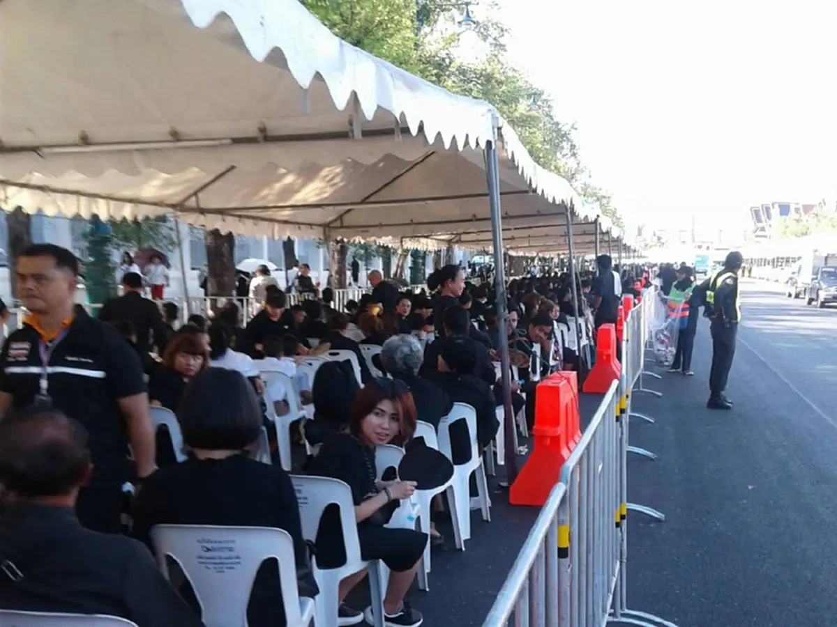 ๑ ภาพ ๑ ล้านความหมาย! คุณพ่อพาลูกชายพิการทางสมอง ๒ คน มากราบถวายบังคมพระบรมศพ"ในหลวง ร ๙" ถึงแม้จะพิการร่างกายแต่ใจรักสถาบันเต็มเปี่ยม