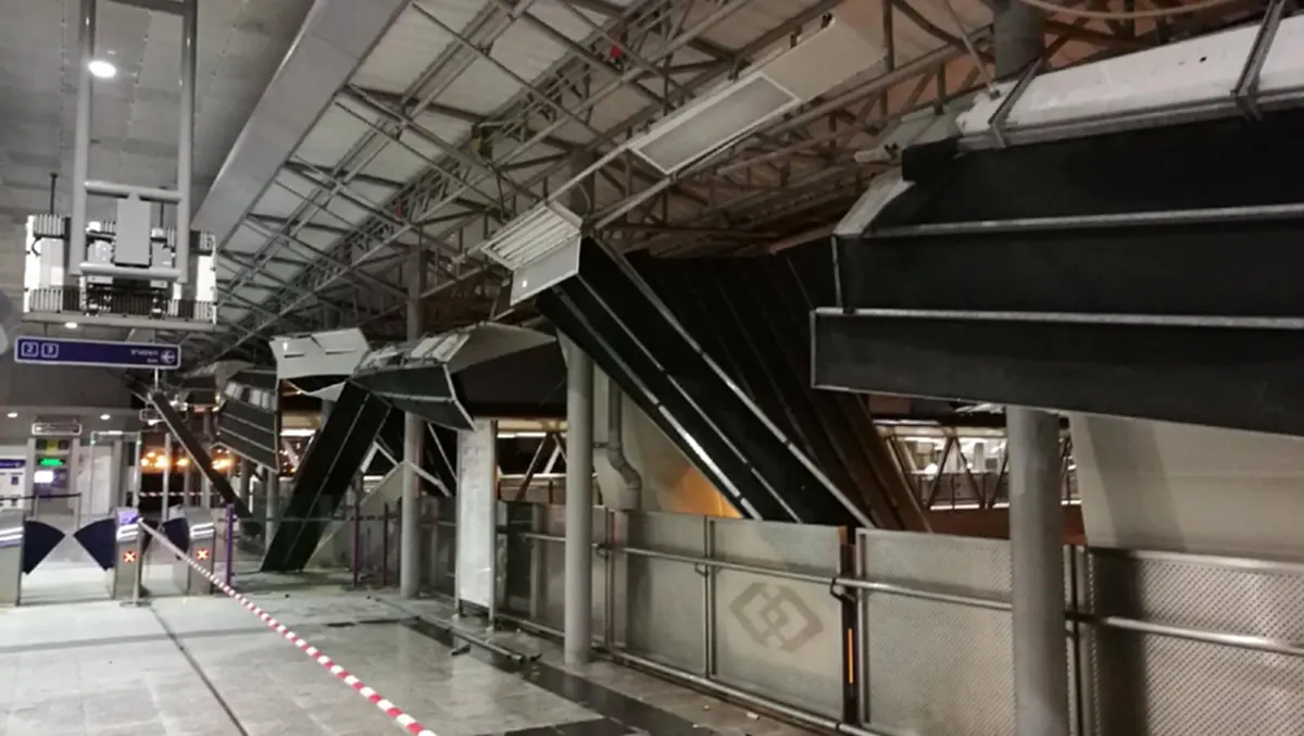 "ประชาชน"..ขวัญผวา!! ไปชมคลิปนาทีสุดระทึก!! หลังคาสถานีรถไฟฟ้าปลิ่วว่อน..พังยับ!! เซ่นพิษพายุฝนโหมกระหน่ำ!! (ดูกันเลยคลิปเต็มๆ)