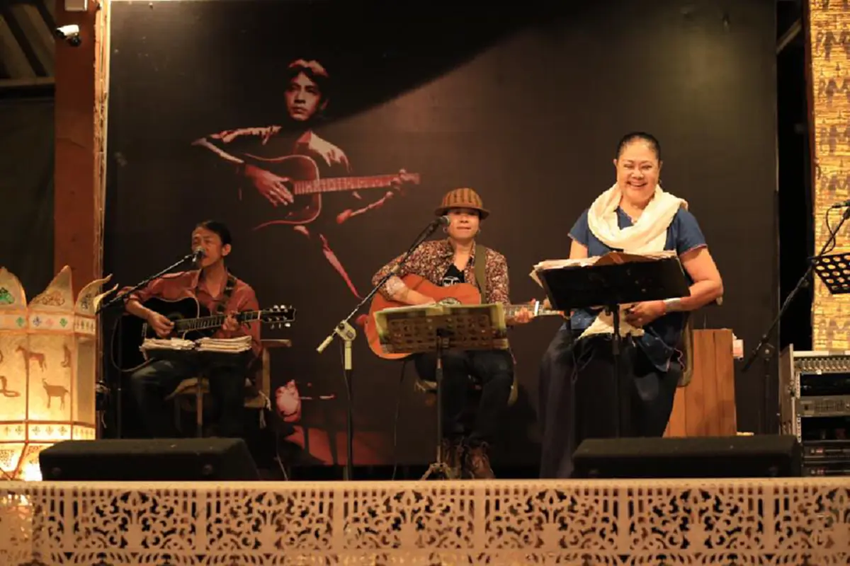 ช็อกวงการ!! นี่หรือ?  "ลานนา" อดีตนักร้องดัง จู่ๆเงียบหายทิ้งไมค์ หนีมาอยู่กับหนุ่มรูปหล่อ? ดีกรีทายาทคนใหญ่โตแห่งล้านนา!!