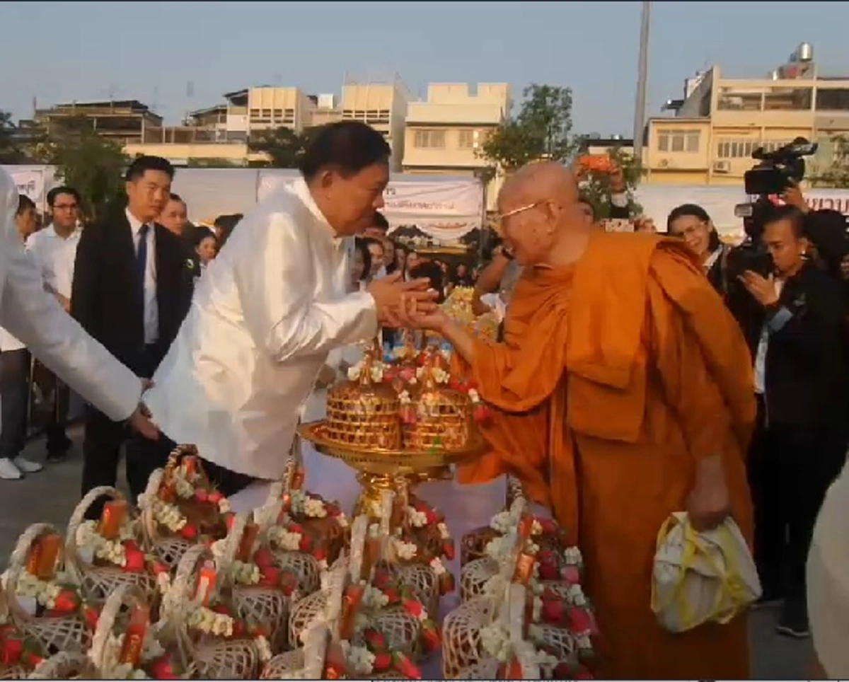 ผู้ว่าฯกทม.นำพุทธศาสนิกชน ทำบุญตักบาตรพระสงฆ์ 67 รูป เนื่องในวันมาฆบูชา