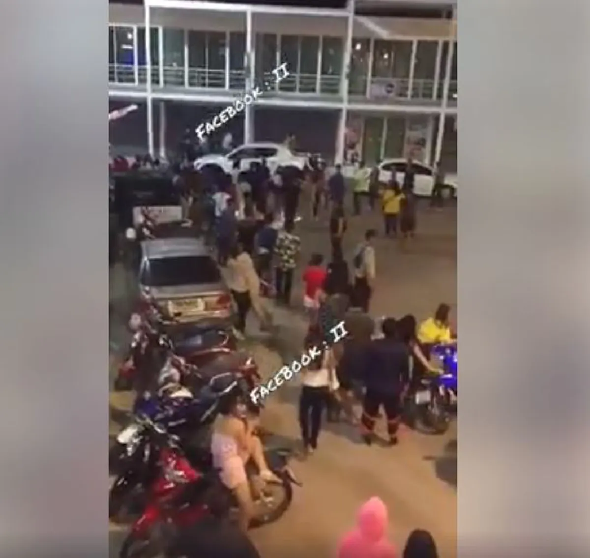 โดนรุมตรีนนับสิบ !? แก๊งค์โจ๋เบิ้ลมอไซค์ !! เถื่อนจัดยกพวกตีกัน งานคอนเสิร์ต ตะลุมบอน เละเป็นแถบๆ ห้ามกันชุลมุน (มีคลิป)