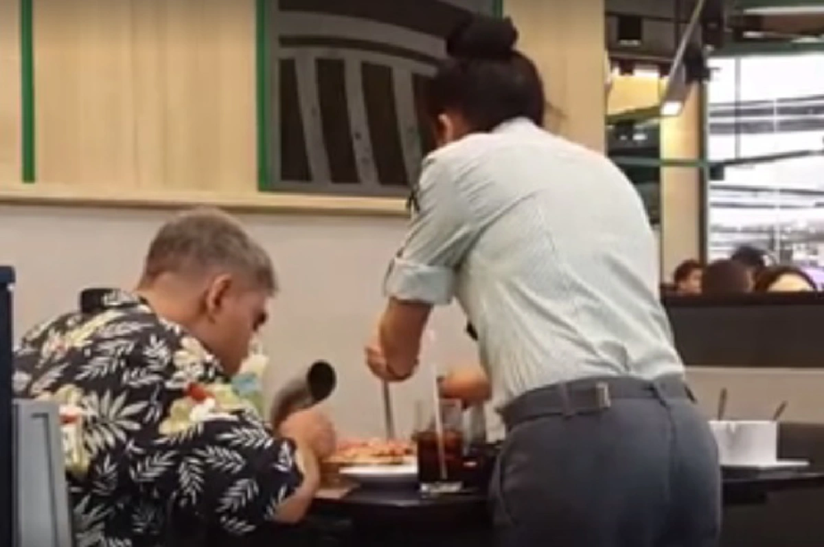 บริการด้วยหัวใจ!!! แชร์สนั่นลุงเข้าร้านปิ้งย่างมีพนง.ดูแลพิเศษ ทีแรกก็งงเขาเป็นใครพอซูมชัดถึงดวงตาชายคนนั้นเข้าใจได้ในทุกสิ่งทันที (คลิป)