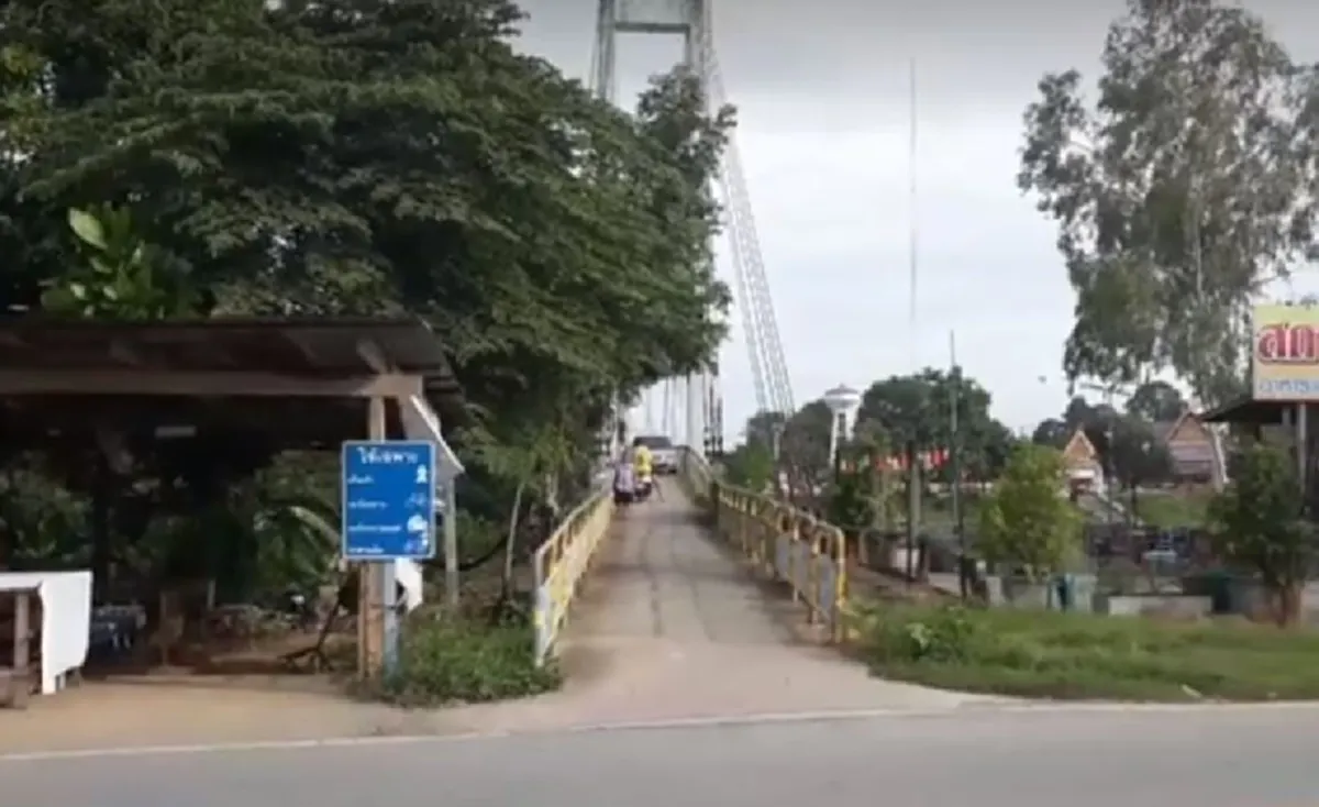 มาได้ไง!! ชาวบ้านเห็นเก๋งขับขึ้นสะพานสำหรับรถเล็ก ดักรอดูเจออีกทำคนข้ามเดือดร้อนกันทั่ว ถ่ายคลิปเป็นหลักฐานมีบีบแตรใส่ (คลิป)