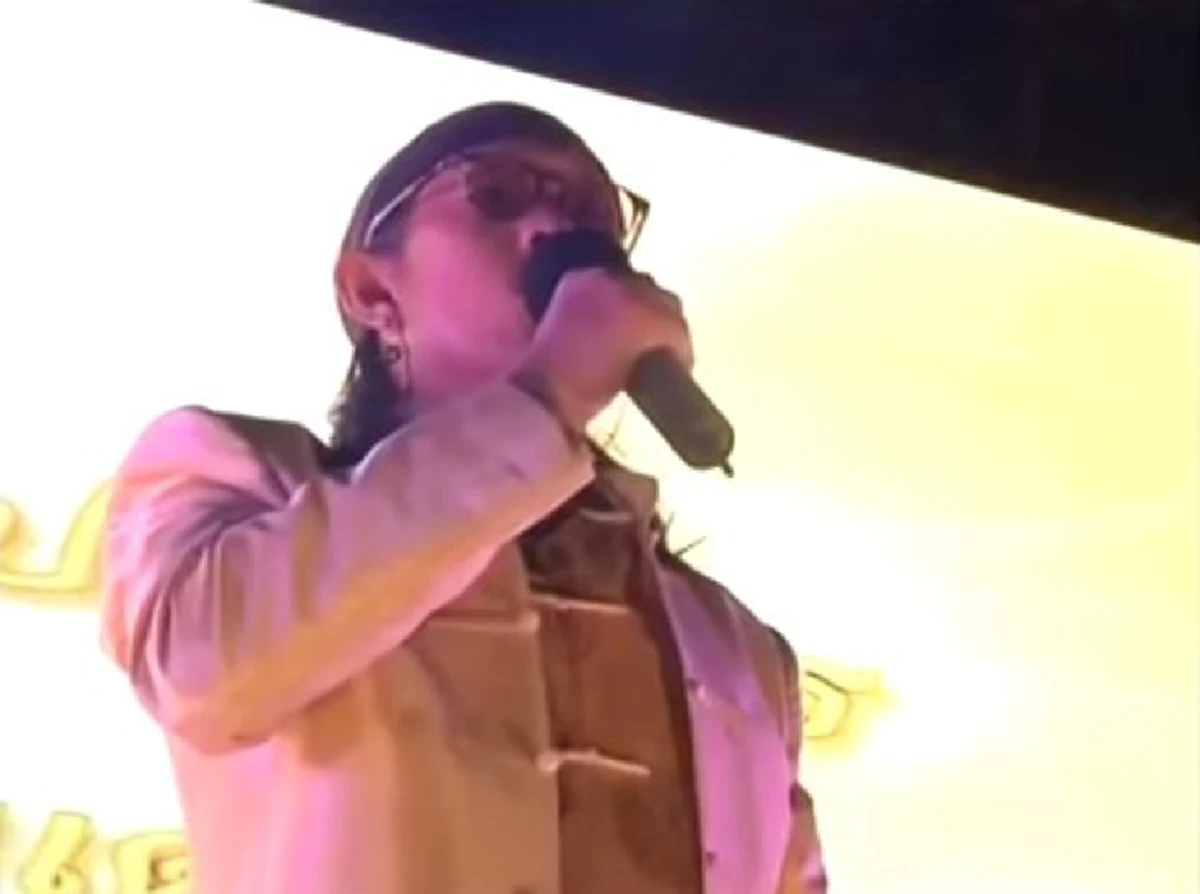 ดูแล้วน้ำตาไหล! แอ๊ด คาราบาว เมื่อครั้งร้องเพลง ผู้ปิดทองหลังพระ เพื่อถวายในหลวง ร.9 ท่านทรงตรัสว่า "เก่งมากที่นำชื่อเรามาใส่ในเนื้อเพลงได้